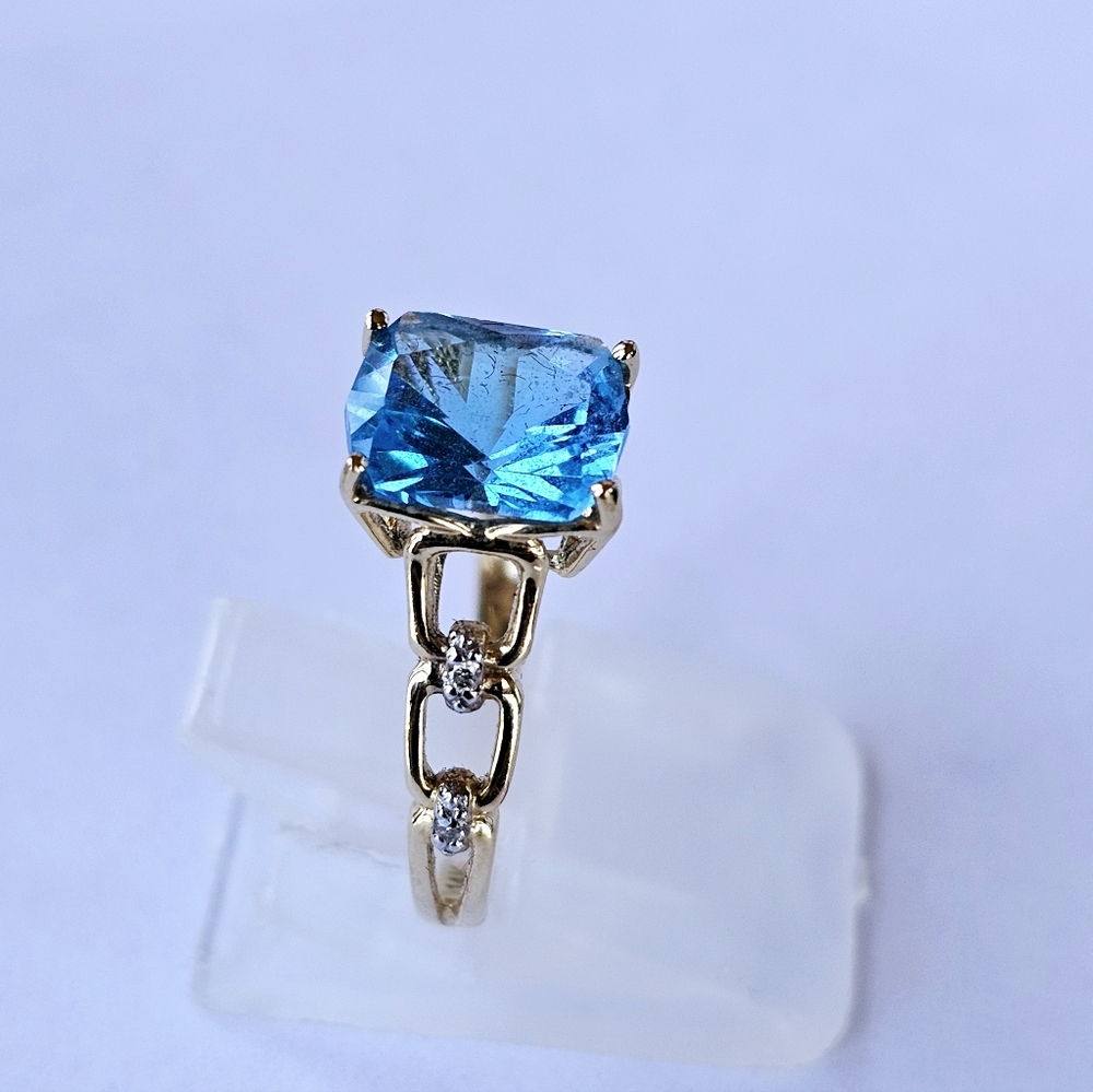 Elegant Genuine Blue Topaz & Diamond Ring in 14kt Solid Yellow Gold! 🩵💎 - Picture 7 of 10